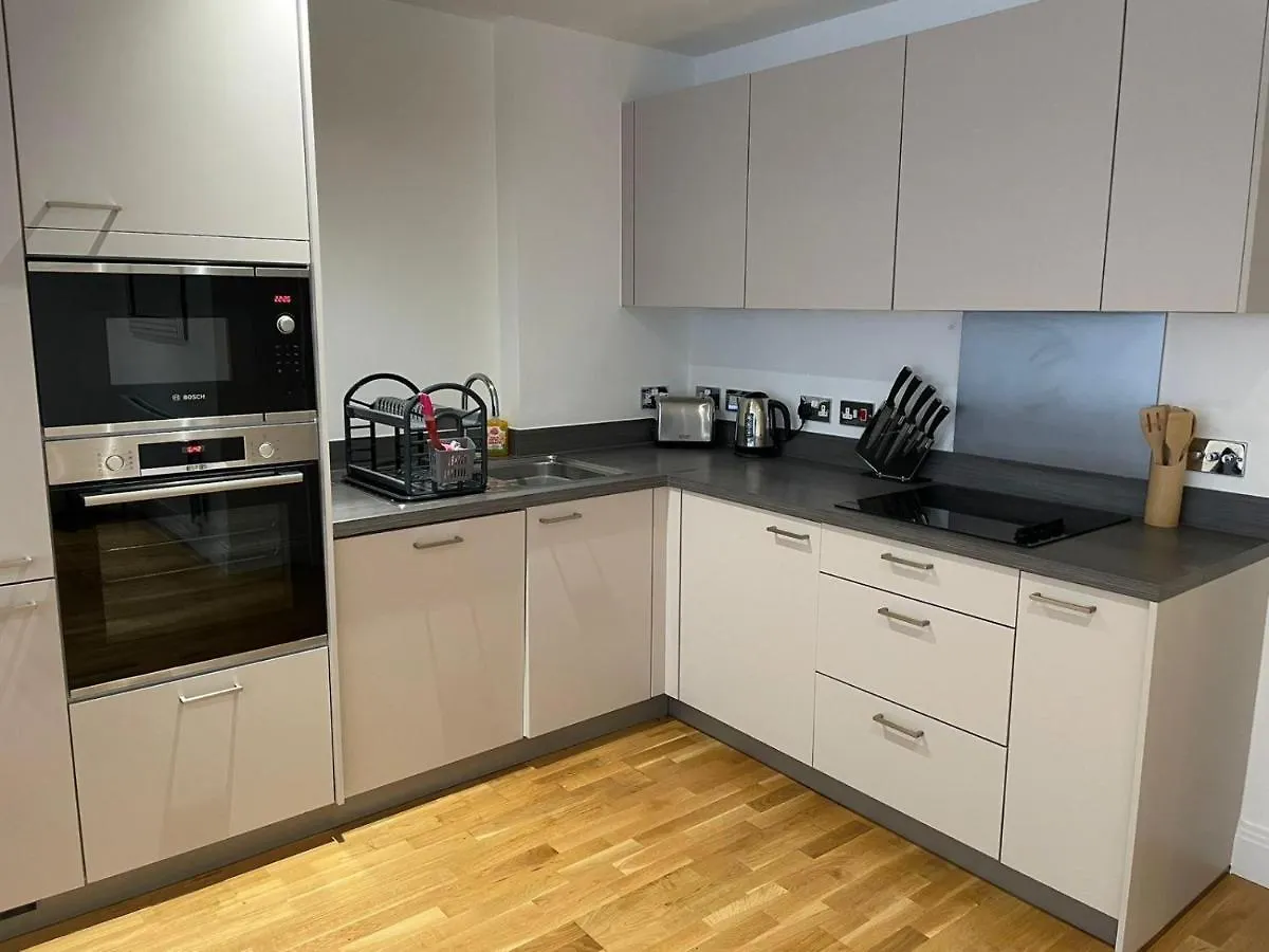 Lovely 2 Bedroom Apartment 런던