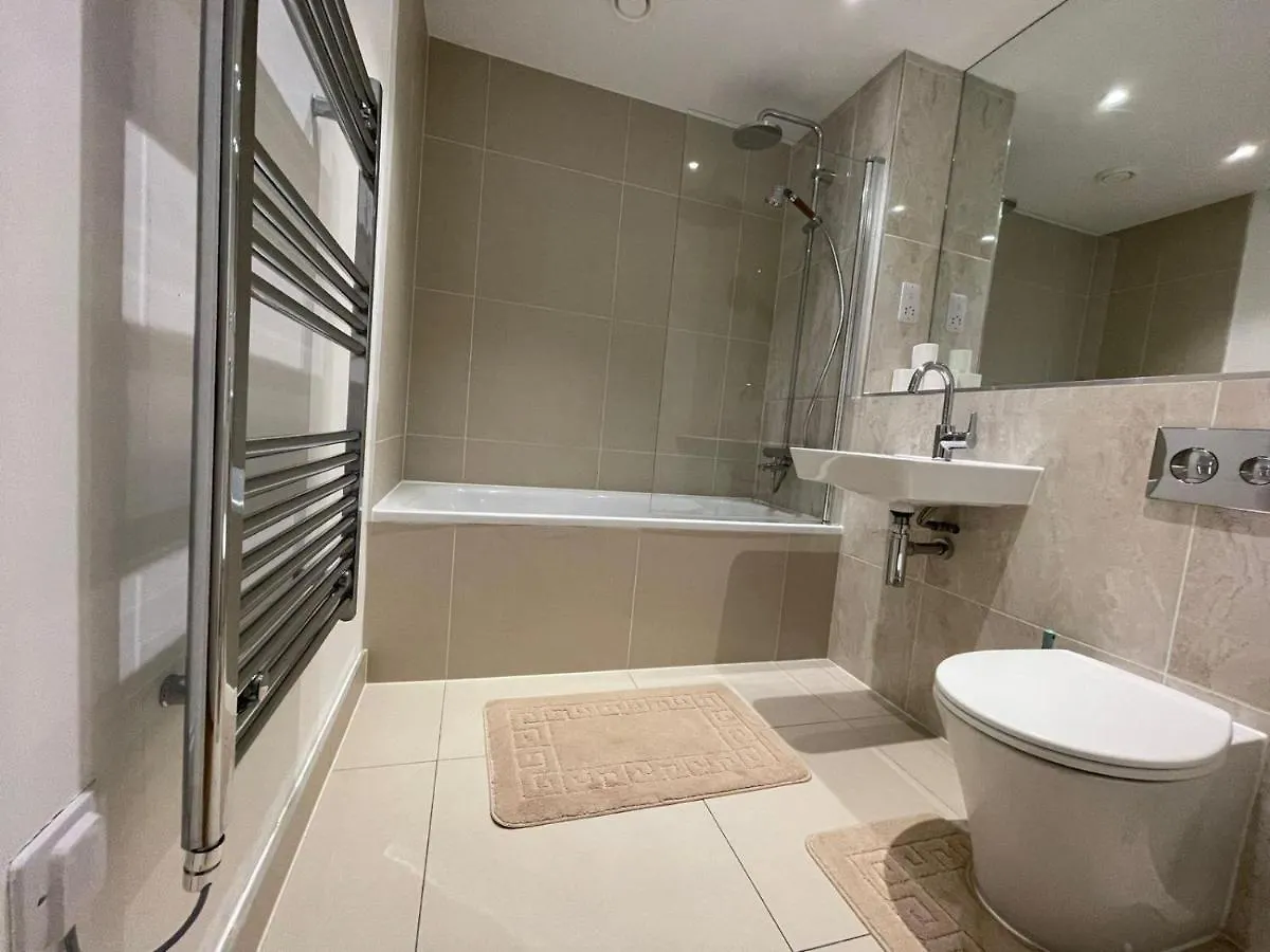 Lovely 2 Bedroom Apartment 런던