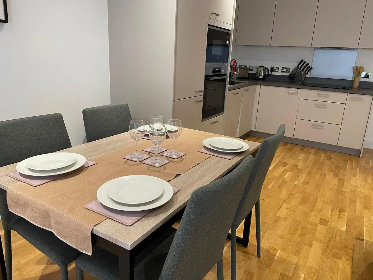 Lovely 2 Bedroom Apartment 런던